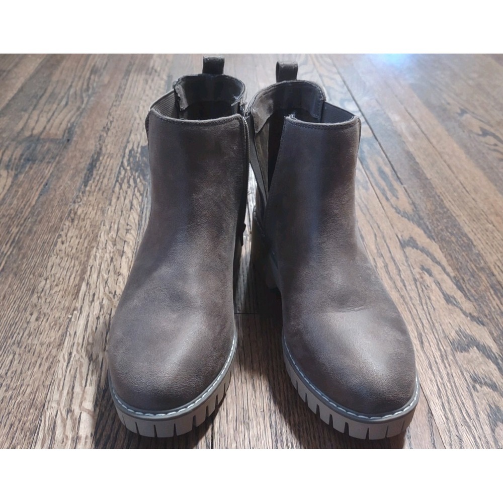 Very G Womens Taupe Brown Lug Sole Ankle Boots Side Zip Chelsea Booties